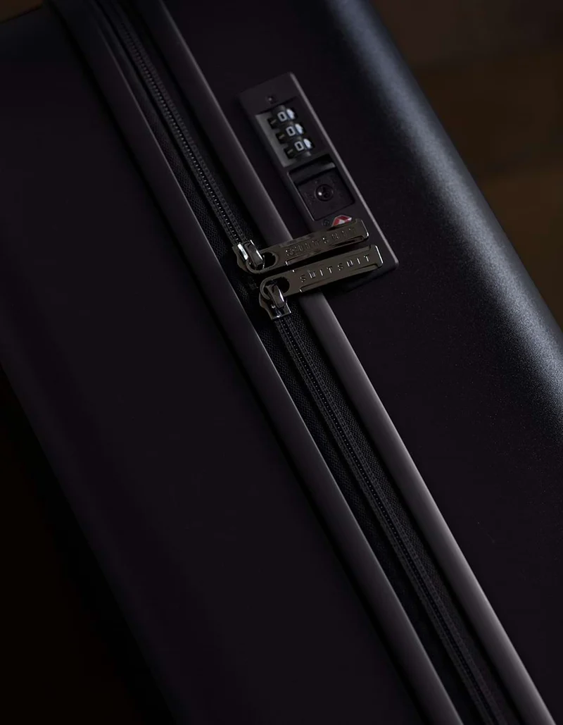 SUITSUIT suitcase zipper and TSA lock detail